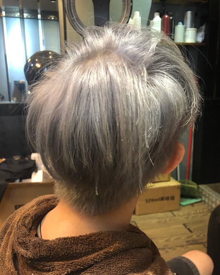 髮型作品參考:銀灰色(漂染)
