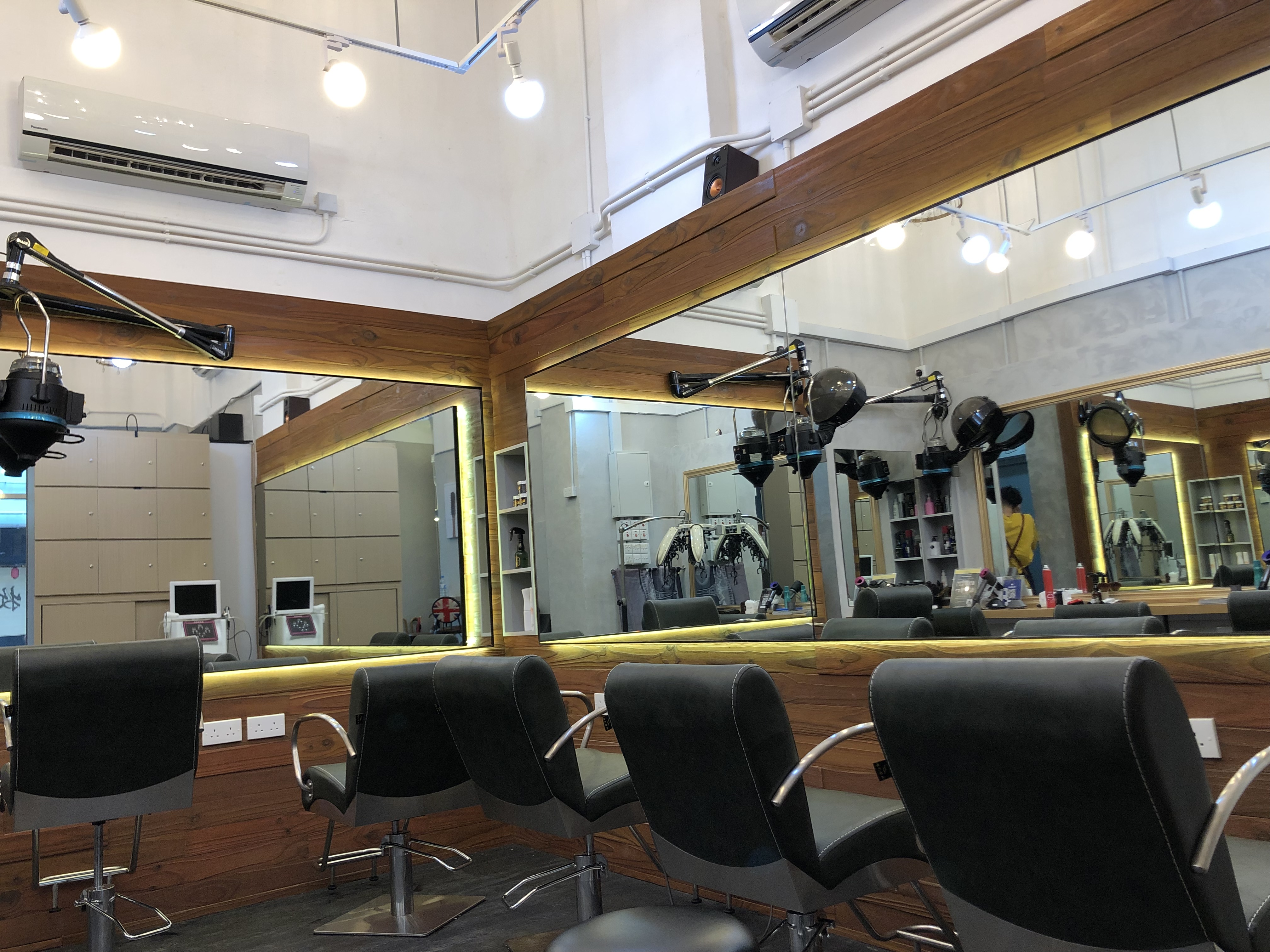 HK Hair Salon Hair Stylist / Salon: Lá Pur Salon